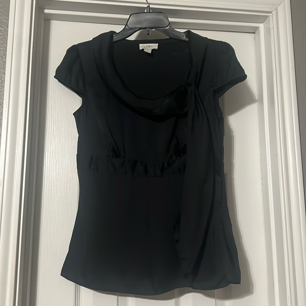 Sz 6 Loft short sleeve black blouse with satin tie & zipper closure at the side